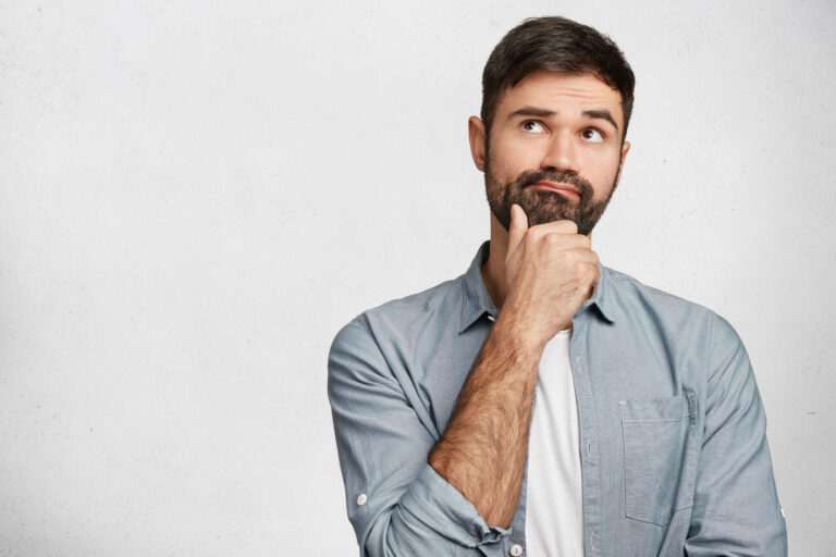 homem em dúvida de qual é a faculdade ideal