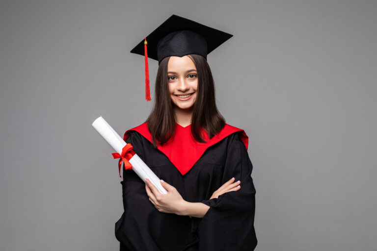 mulher com diploma na mão, formando