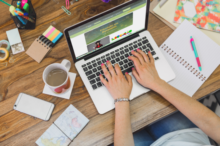 ensino a distancia, moça estudando em um notebook